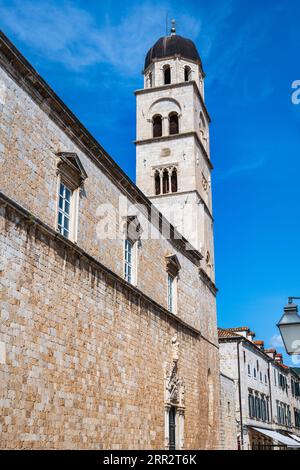 Kirche und Glockenturm des Franziskanerklosters auf der Stradun (Placa) in der alten ummauerten Stadt Dubrovnik an der dalmatinischen Küste von Kroatien Stockfoto