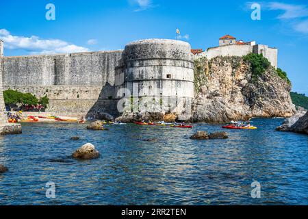 Kanus in Kolorina Bay mit der imposanten Kulisse von Fort Bokar (Tvrdava Bokar) in der alten ummauerten Stadt Dubrovnik an der dalmatinischen Küste von Kroatien Stockfoto