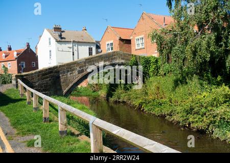 17C Pack Pferd Brücke über den Fluss Leven in Stokesley North Yorkshire, entlang der alten Lastesel aus Durham nach York Stockfoto