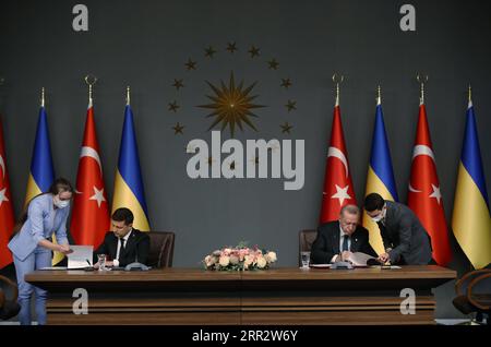 201016 -- ISTANBUL, 16. Oktober 2020 -- türkischer Präsident Recep Tayyip Erdogan 2. R und ukrainischer Präsident Wolodymyr Zelensky 2. L unterzeichnen Dokumente in Istanbul, Türkei, am 16. Oktober 2020. Erdogan und Zelensky haben am Freitag zugesagt, die Zusammenarbeit in einer Vielzahl von Bereichen im Zusammenhang mit der COVID-19-Pandemie zu verstärken. TÜRKEI-ISTANBUL-PRÄSIDENT-UKRAINE-PRÄSIDENT-PRESSE-KONFERENZ-DOKUMENTE-UNTERZEICHNUNG XINHUA PUBLICATIONXNOTXINXCHN Stockfoto