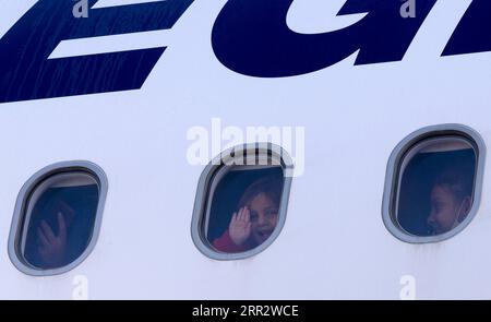 201016 -- ATHEN, 16. Oktober 2020 -- am 16. Oktober 2020 winken Flüchtlinge in einem Flugzeug nach Deutschland am Athens International Airport in Athen, Griechenland. Insgesamt 101 Flüchtlinge flohen am Freitag vom Flughafen Athen nach Deutschland. Sie sind die erste Gruppe von insgesamt 1.553 Flüchtlingen, die Deutschland nach der jüngsten Krise auf der griechischen Insel Lesbos zu akzeptieren zugesagt hat, sagten griechische und deutsche Beamte. GRIECHENLAND-ATHEN-FLÜCHTLINGE-TRANSFER-DEUTSCHLAND MariosxLolos PUBLICATIONxNOTxINxCHN Stockfoto