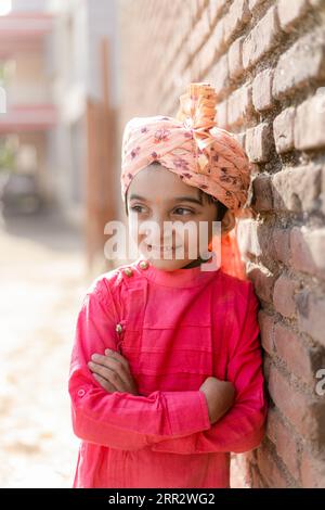 Glücklicher indischer Bauernsohn trägt Sehra, maharashtrische Kinder, glückliche Rular-Kinder Stockfoto