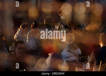 201017 -- PEKING, 17. Oktober 2020 -- die Gäste genießen ihre Zeit auf einer Caféterrasse in Maribor, Slowenien, 14. Oktober 2020. Foto von /Xinhua XINHUA FOTOS DES TAGES ZeljkoxStevanic PUBLICATIONxNOTxINxCHN Stockfoto