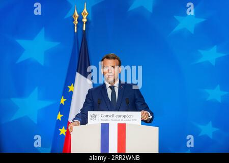 201017 -- BRÜSSEL, 17. Oktober 2020 -- der französische Präsident Emmanuel Macron nimmt nach dem EU-Gipfel am 16. Oktober 2020 in Brüssel, Belgien, an einer Pressekonferenz Teil. Der Europäische Rat hat seinen zweitägigen Gipfel am Freitagnachmittag abgeschlossen. /Informationsblatt über Xinhua BELGIUM-BRUSSELS-EU-SUMMIT EuropeanxUnion PUBLICATIONxNOTxINxCHN Stockfoto