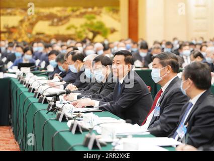 201017 -- PEKING, 17. Oktober 2020 -- der Ständige Ausschuss des Nationalen Volkskongresses NPC führt eine gemeinsame Untersuchung zu einem Bericht über die Durchsetzung des Gesetzes zur Verhütung und Kontrolle der Bodenverschmutzung in Peking, Hauptstadt Chinas, 17. Oktober 2020 durch. Li Zhanshu, Vorsitzender des Ständigen Ausschusses des Nationalen Volkskongresses, nahm an der Sitzung Teil. Während der Untersuchung stellten die Gesetzgeber Fragen zu Maßnahmen zur Umsetzung des Verantwortungssystems für die Erreichung der Ziele für die Kontrolle der Bodenverschmutzung, den Schutz landwirtschaftlicher Flächen zur Gewährleistung der Ernährungssicherheit und die Förderung der sicheren Nutzung landwirtschaftlicher Flächen Stockfoto