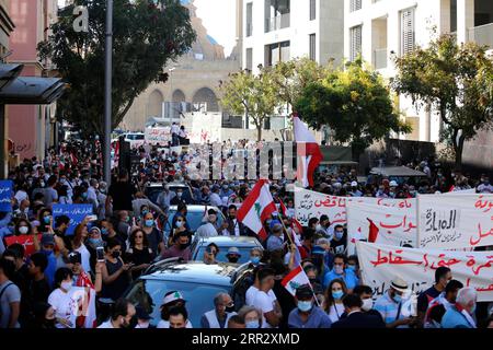 201017 -- BEIRUT, 17. Oktober 2020 -- Menschen nehmen am 17. Oktober 2020 an einem Protest in der Innenstadt von Beirut im Libanon Teil. Tausende Libanesen strömten am Samstag in die Straßen Beiruts, um gegen die derzeitige herrschende Klasse zu protestieren, berichtete der lokale Fernsehsender al-Jadeed. LIBANON-BEIRUT-PROTEST BilalxJawich PUBLICATIONxNOTxINxCHN Stockfoto