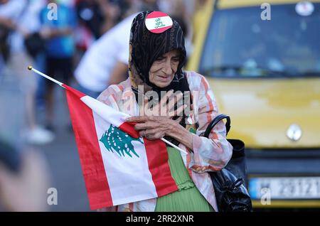 201017 -- BEIRUT, 17. Oktober 2020 -- Eine Frau nimmt am 17. Oktober 2020 an einem Protest in der Innenstadt von Beirut im Libanon Teil. Tausende Libanesen strömten am Samstag in die Straßen Beiruts, um gegen die derzeitige herrschende Klasse zu protestieren, berichtete der lokale Fernsehsender al-Jadeed. LIBANON-BEIRUT-PROTEST BilalxJawich PUBLICATIONxNOTxINxCHN Stockfoto