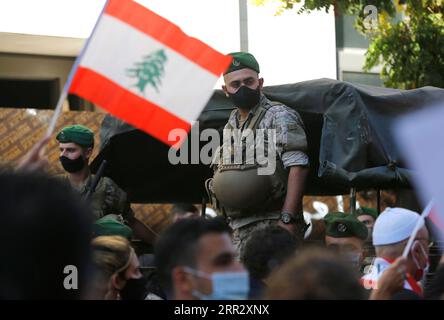 201017 -- BEIRUT, 17. Oktober 2020 -- Soldaten stehen Wache, während die Menschen an einem Protest in der Innenstadt von Beirut, Libanon, am 17. Oktober 2020 teilnehmen. Tausende Libanesen strömten am Samstag in die Straßen Beiruts, um gegen die derzeitige herrschende Klasse zu protestieren, berichtete der lokale Fernsehsender al-Jadeed. LIBANON-BEIRUT-PROTEST BilalxJawich PUBLICATIONxNOTxINxCHN Stockfoto