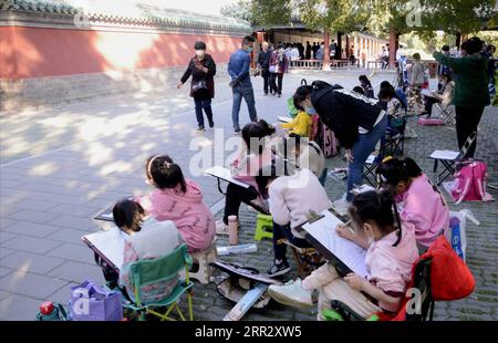 201017 -- PEKING, 17. Oktober 2020 -- Kindermalerei im Himmelstempel in Beijng, Hauptstadt Chinas, 17. Oktober 2020. CHINA-PEKING-TEMPEL DES HIMMELS-HERBSTES CN LIXXIN PUBLICATIONXNOTXINXCHN Stockfoto