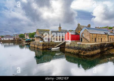 Blick auf Stromness Waterfront auf West Mainland, Orkney Islands, Schottland, Großbritannien Stockfoto