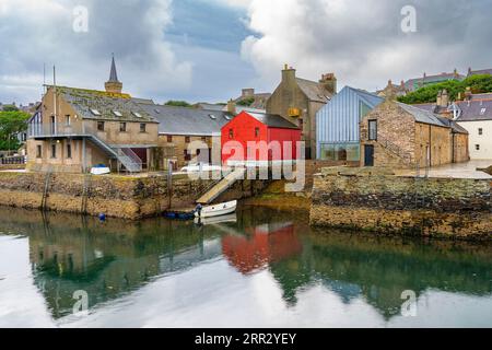 Blick auf Stromness Waterfront auf West Mainland, Orkney Islands, Schottland, Großbritannien Stockfoto