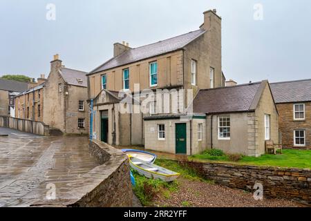 Blick auf das Stromness Museum auf der Victoria Street im Regen in Stromness auf West Mainland, Orkney Islands, Schottland, Großbritannien. Stockfoto