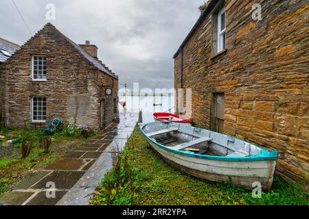 Blick auf Stromness im Regen auf West Mainland, Orkney Islands, Schottland, Großbritannien. Stockfoto