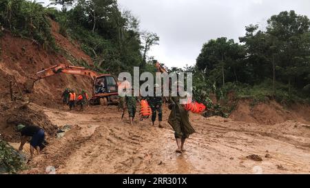 201018 -- HANOI, 18. Oktober 2020 -- Rettungskräfte werden in der Erdrutschstätte in der zentralvietnamesischen Provinz Quang Tri, 18. Oktober 2020 gesehen. Ein Erdrutsch, ausgelöst durch längere Regenfälle, hat drei Soldaten getötet und 19 wurden am Sonntag in der zentralvietnamesischen Provinz Quang Tri vermisst, berichtete die Vietnam News Agency. Via Xinhua VIETNAM-QUANG TRI-LANDSLIDE VNA PUBLICATIONxNOTxINxCHN Stockfoto