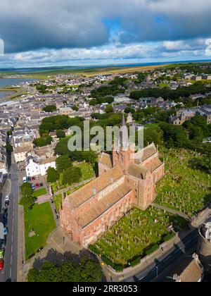 Luftaufnahme der St. Magnus Cathedral in Kirkwall, Festland, Orkney Islands, Schottland, Großbritannien. Stockfoto