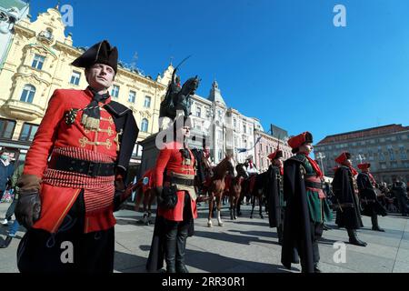 201019 -- ZAGREB, 19. Oktober 2020 -- Mitglieder des Cravat Regiments nehmen am 18. Oktober 2020 am Cravat Day in Zagreb, Kroatien, Teil. Die Kroaten feiern jeden 18. Oktober den World Cravat Day. Der Cravat, Symbol für Kultur und Stil, stammt aus einem roten Halstuch, das von kroatischen Soldaten getragen wurde, die im 17. Jahrhundert in Frankreich dienten. /Pixsell Via Xinhua KROATIEN-ZAGREB-CRAVAT TAG Sanjinxstrucic PUBLICATIONxNOTxINxCHN Stockfoto