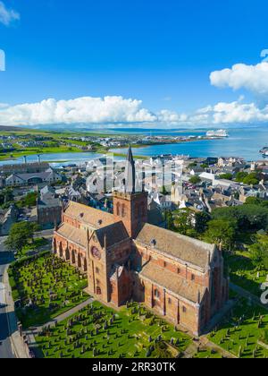 Luftaufnahme der St. Magnus Cathedral in Kirkwall, Festland, Orkney Islands, Schottland, Großbritannien. Stockfoto