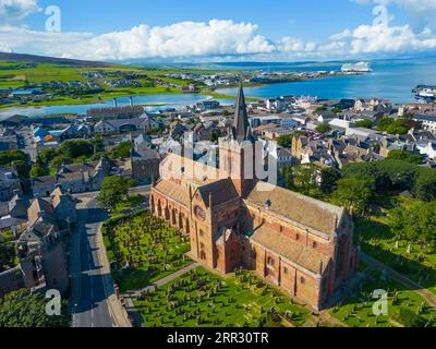 Luftaufnahme der St. Magnus Cathedral in Kirkwall, Festland, Orkney Islands, Schottland, Großbritannien. Stockfoto