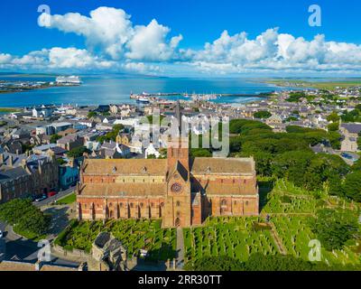 Luftaufnahme der St. Magnus Cathedral in Kirkwall, Festland, Orkney Islands, Schottland, Großbritannien. Stockfoto