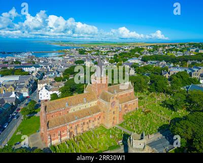 Luftaufnahme der St. Magnus Cathedral in Kirkwall, Festland, Orkney Islands, Schottland, Großbritannien. Stockfoto