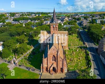 Luftaufnahme der St. Magnus Cathedral in Kirkwall, Festland, Orkney Islands, Schottland, Großbritannien. Stockfoto