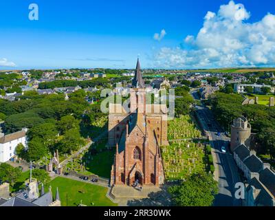 Luftaufnahme der St. Magnus Cathedral in Kirkwall, Festland, Orkney Islands, Schottland, Großbritannien. Stockfoto