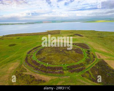 Blick aus der Vogelperspektive auf den Ring of Brodgar, den neolithischen Henge und den Steinkreis auf dem westlichen Festland, Orkney Islands, Schottland, Großbritannien. Stockfoto