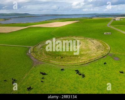 Luftaufnahme des neolithischen Maeshowe-Kammgarns und des Durchgangsgrabes auf dem Westfestland, Orkney Islands, Schottland, Großbritannien. Stockfoto