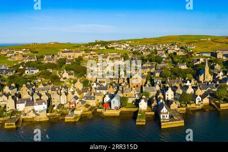 Blick aus der Vogelperspektive auf die Stromness Waterfront im frühen Morgenlicht auf West Mainland, Orkney Islands, Schottland, Großbritannien Stockfoto