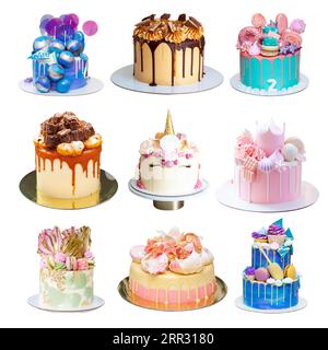 Set aus verschiedenen köstlichen Kuchen isoliert auf weiß, PNG. Kuchen mit Einhorn, Fondant Krone, Brownie, Schokoladenkugeln. Rosafarbene, grüne, blaue Kuchen Stockfoto