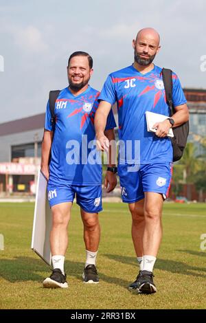 Nationaltrainer Javier Cabrera und Co-Trainer Hassan Al-Mamun nehmen als bangladeschische Nationalmannschaft an der Trainingseinheit A Teil Stockfoto