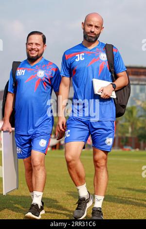 Nationaltrainer Javier Cabrera und Co-Trainer Hassan Al-Mamun nehmen als bangladeschische Nationalmannschaft an der Trainingseinheit A Teil Stockfoto