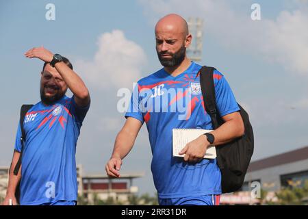 Nationaltrainer Javier Cabrera und Co-Trainer Hassan Al-Mamun nehmen als bangladeschische Nationalmannschaft an der Trainingseinheit A Teil Stockfoto