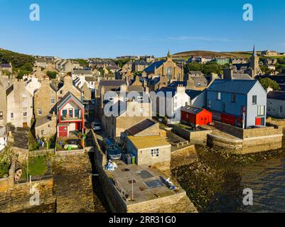 Blick aus der Vogelperspektive auf die Stromness Waterfront im frühen Morgenlicht auf West Mainland, Orkney Islands, Schottland, Großbritannien Stockfoto