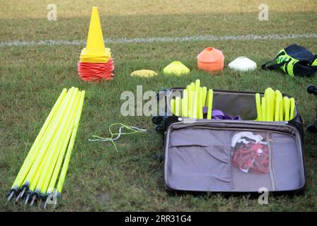 Sportausrüstung wird im Rahmen der Trainingssitzung der bangladeschischen Nationalmannschaft in der Basundhara Kings Arena in Dhaka, Bangladesch, 06. September gezeigt Stockfoto