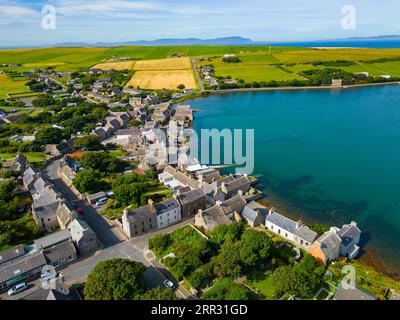 Luftaufnahme des Dorfes St. Margaret’s Hope in South Ronaldsay, Orkney Islands, Schottland, Vereinigtes Königreich. Stockfoto