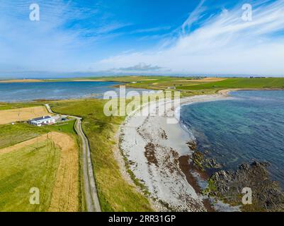 Luftaufnahme der Strände in Taracliff Bay und Peter's Pool in Sandi Sands auf East Mainland, Upper Sanday, Orkney Islands, Schottland, Vereinigtes Königreich. Stockfoto