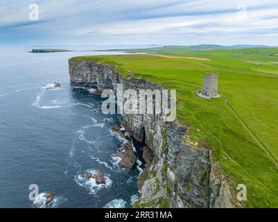 Luftaufnahme des Kitchener Memorial auf Marwick Head, Orkney Islands, Schottland. Es erinnert an die Toten auf der HMS Hampshire Disaste im Jahr 1916. Stockfoto