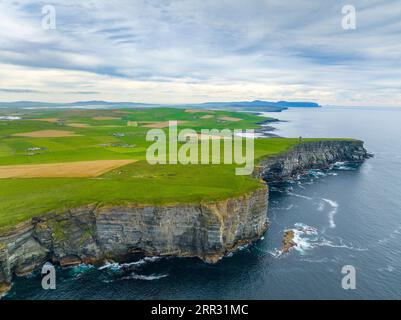 Luftaufnahme des Kitchener Memorial auf Marwick Head, Orkney Islands, Schottland. Es erinnert an die Toten auf der HMS Hampshire Disaste im Jahr 1916. Stockfoto