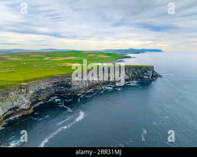 Luftaufnahme des Kitchener Memorial auf Marwick Head, Orkney Islands, Schottland. Es erinnert an die Toten auf der HMS Hampshire Disaste im Jahr 1916. Stockfoto