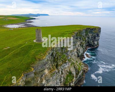 Luftaufnahme des Kitchener Memorial auf Marwick Head, Orkney Islands, Schottland. Es erinnert an die Toten auf der HMS Hampshire Disaste im Jahr 1916. Stockfoto