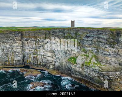 Luftaufnahme des Kitchener Memorial auf Marwick Head, Orkney Islands, Schottland. Es erinnert an die Toten auf der HMS Hampshire Disaste im Jahr 1916. Stockfoto