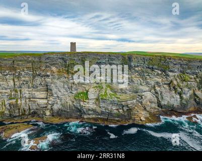 Luftaufnahme des Kitchener Memorial auf Marwick Head, Orkney Islands, Schottland. Es erinnert an die Toten auf der HMS Hampshire Disaste im Jahr 1916. Stockfoto