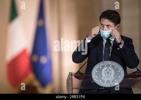 201020 -- PEKING, 20. Oktober 2020 -- der italienische Premierminister Giuseppe Conte, der eine Gesichtsmaske trägt, nimmt am 18. Oktober 2020 an einer Pressekonferenz über die neuen Anti-COVID-19-Maßnahmen der Regierung im Palazzo Chigi, Rom, Italien, Teil. Die italienische Regierung hat am Sonntagabend neue COVID-19-Maßnahmen genehmigt, da in den letzten 24 Stunden mehr als 11.000 neue Infektionen gemeldet wurden. Pool über FOTOS DES TAGES xinhua PUBLICATIONxNOTxINxCHN Stockfoto