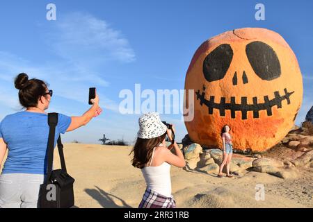 201020 -- PEKING, 20. Oktober 2020 -- Leute besuchen Pumpkin Rock, der auf einem Hügel in Norco, Riverside County, Kalifornien, den Vereinigten Staaten, am 18. Oktober liegt, 2020. XINHUA-FOTOS DES TAGES GaoxShan PUBLICATIONxNOTxINxCHN Stockfoto