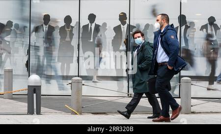 201020 -- PEKING, 20. Oktober 2020 -- Menschen mit Gesichtsmasken gehen auf einer Straße in Brüssel, Belgien, 15. Oktober 2020. Xinhua-Schlagzeilen: Engere Zusammenarbeit bei Impfstoffen dringend erforderlich, da die weltweiten COVID-19-Fälle die 40 Millionen ZhangxCheng PUBLICATIONxNOTxINxCHN übersteigen Stockfoto