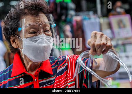 201020 -- PEKING, 20. Oktober 2020 -- Eine Frau schaut auf Eine Schutzbrille auf einem Markt in Manila, Philippinen, 11. August 2020. Xinhua-Schlagzeilen: Engere Zusammenarbeit bei Impfstoffen dringend erforderlich, da die weltweiten COVID-19-Fälle die 40 Millionen unter ROUELLExUMALI PUBLICATIONxNOTxINxCHN liegen Stockfoto