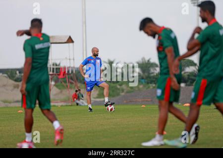 Die bangladeschische Nationalmannschaft nimmt am 6. September 2023 an einer Trainingseinheit in der Basundhara Kings Arena in Dhaka, Bangladesch, Teil. Während sie Papa nehmen Stockfoto