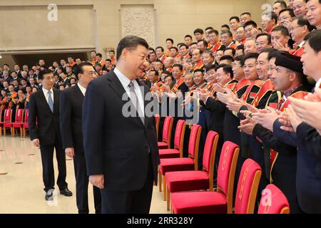 201020 -- PEKING, 20. Oktober 2020 -- der chinesische Präsident Xi Jinping, auch Generalsekretär des Zentralkomitees der Kommunistischen Partei Chinas und Vorsitzender der Zentralen Militärkommission, trifft sich mit Vertretern von Modellorganisationen und Einzelpersonen, die Auszeichnungen für die Förderung der militärisch-zivilen Solidarität erhalten, in Peking, der Hauptstadt Chinas, 20. Oktober 2020. Ebenfalls anwesend waren Premierminister Li Keqiang und Wang Huning, ein Mitglied des Sekretariats des Zentralkomitees der KPCh, die beide Mitglieder des Ständigen Komitees des Politischen Büros des Zentralkomitees der KPCh sind. CHINA-PEKING- Stockfoto