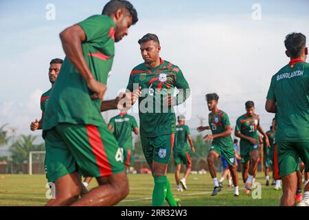 Die bangladeschische Nationalmannschaft nimmt am 6. September 2023 an einer Trainingseinheit in der Basundhara Kings Arena in Dhaka, Bangladesch, Teil. Während sie Papa nehmen Stockfoto